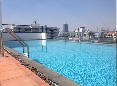 a large swimming pool on top of a building at 1BR Thonglor , Fast WiFi , Near Samitivej , Nightlife in Khlong Toei