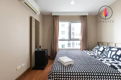 a bedroom with a black and white bed and a window at MRT rame9 Jodd Fairs night market, walk for a few minutes, two bedrooms and two bathrooms in Ban Don Sai