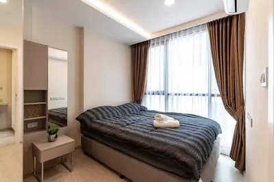a bedroom with a bed and a large window at Bts thonglo 700m free wifi & gym in Ban Hua Khao Sisiat