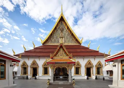 a large building with a pagoda in a courtyard at Merry V Guesthouse in Bangkok