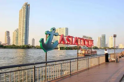 a sign for an aquarium on the side of a river at Noc House in Bang Khlo