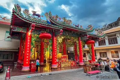 a temple in a city with red columns at The Character Yaowarat เดอะคาแลตเตอร์ เยาวราช in Khlong San