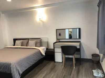 a bedroom with a bed and a desk and a chair at Maruay Living Apartment 401 (Khaosan/Chinatown/Samyot MRT) in Bangkok