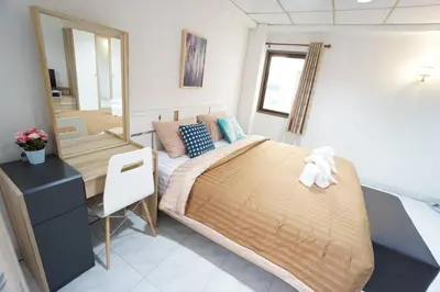 a bedroom with a large bed and a mirror at Maruay Living Apartment 506 (Khaosan/Chinatown/Samyot MRT) in Bangkok