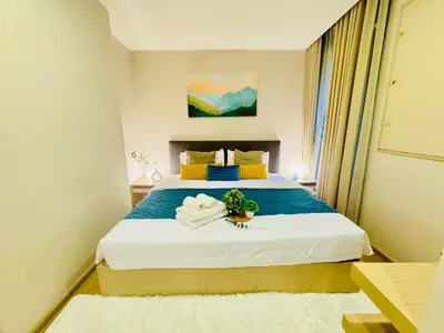 a bedroom with a bed with two towels on it at Cozy Spacious 1BR 2Bed GardenView 500m BTS Thonglo, Samitivej, SKV49, Rooftop Pool, Fast 500mbps wifi in Bangkok