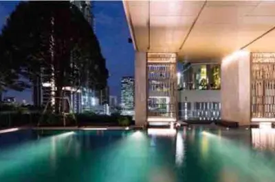 a large swimming pool with a city skyline in the background at 2BedRoom-BestLocationBangkok-Emquartier-Metro-PhromPhong in Bangkok
