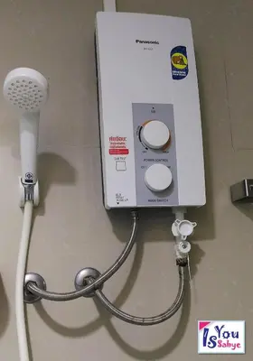 a white wii controller next to a wii box at IsYou Sabye ห้องพักรายวัน รามคำแหง in Ban Zong Katiam