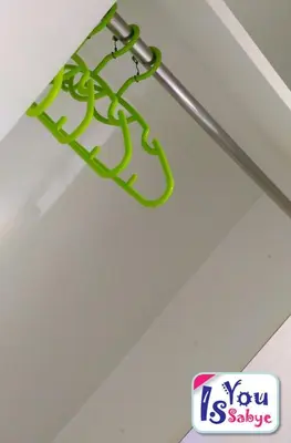 a green light hanging from the ceiling of a room at IsYou Sabye ห้องพักรายวัน รามคำแหง in Ban Zong Katiam