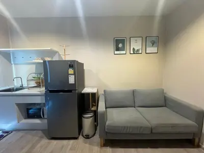 a living room with a couch and a kitchen at Near central westgate at bangyai 80 in Ban Bang Krabu