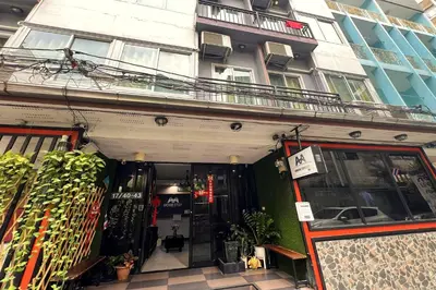 a store in front of a tall building at Anh Anh Homestay in Bangkok