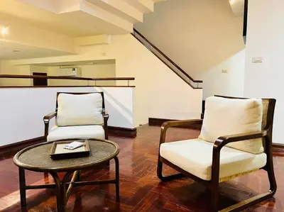 a living room with two chairs and a table at \u5e02\u4e2d\u5fc3Ruam\u7cbe\u54c1\u522b\u5885 in Bang Kapi