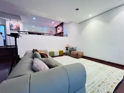 a person laying on a couch in a living room at \u5e02\u4e2d\u5fc3Ruam\u7cbe\u54c1\u522b\u5885 in Bang Kapi