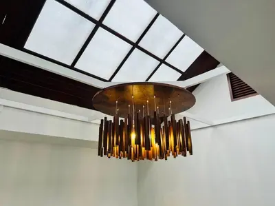 a chandelier hanging from a ceiling in a room at \u5e02\u4e2d\u5fc3Ruam\u7cbe\u54c1\u522b\u5885 in Bang Kapi