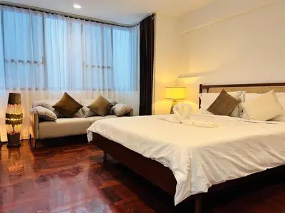 a bedroom with a large bed and a couch at \u5e02\u4e2d\u5fc3Ruam\u7cbe\u54c1\u522b\u5885 in Bang Kapi