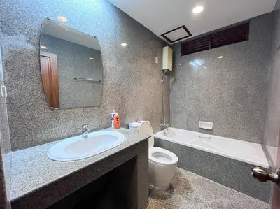 a bathroom with a sink and a toilet and a mirror at \u5e02\u4e2d\u5fc3Ruam\u7cbe\u54c1\u522b\u5885 in Bang Kapi