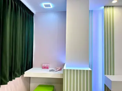 a room with a desk and a green curtain at DiscoveryHome4 at Pratunammarket in Bangkok