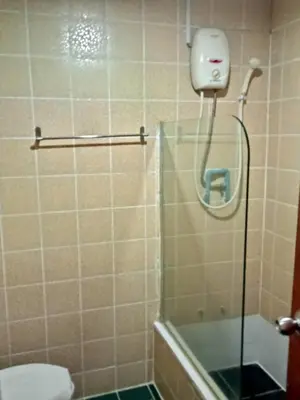 a bathroom with a shower with a glass door at Baan Sood Soi Residence 1 บ้านสุดซอย เรซิเด้นท์ 1 in Ban Bang Bamru