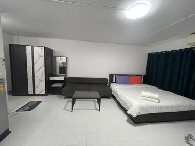 a bedroom with a bed and a chair in it at ห้องพักรายวันเมืองทองธานีตึกc5 (คุณแอ๊ด) in Thung Si Kan
