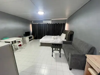a living room with a couch and a bed at ห้องพักรายวันเมืองทองธานีตึกc5 (คุณแอ๊ด) in Thung Si Kan
