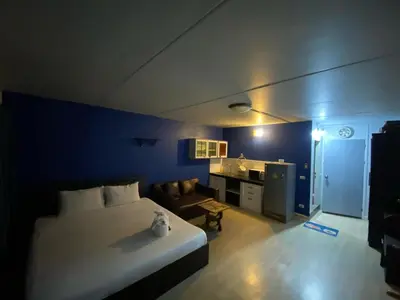 a bedroom with a bed and a desk in a room at ห้องพักรายวันเมืองทองธานีตึกc5 (คุณแอ๊ด) in Thung Si Kan