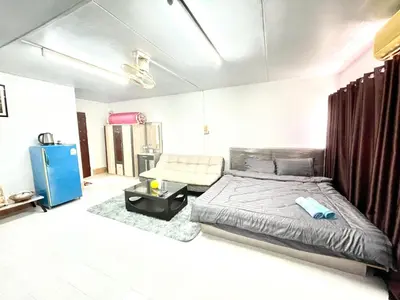 a bedroom with a bed and a chair in it at ห้องพักรายวันเมืองทองธานีตึกc5 (คุณแอ๊ด) in Thung Si Kan