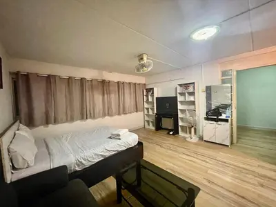 a bedroom with a bed and a tv in it at ห้องพักรายวันเมืองทองธานีตึกc5 (คุณแอ๊ด) in Thung Si Kan