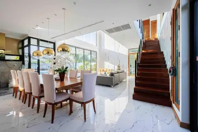 a dining room with a table and chairs at \u66fc\u8c37\u5e02\u533a700\u5e73\u4e94\u623f\u72ec\u680b\u6cf3\u6c60\u522b\u5885 in Bangkok