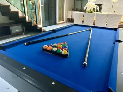 a pool table with billiard balls on it at \u66fc\u8c37\u5e02\u533a700\u5e73\u4e94\u623f\u72ec\u680b\u6cf3\u6c60\u522b\u5885 in Bangkok