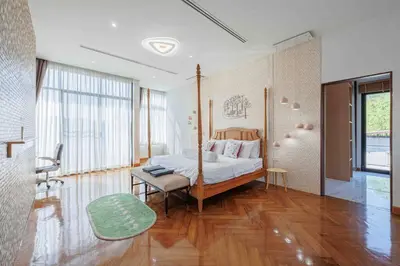 a bedroom with a bed and a desk in it at \u66fc\u8c37\u5e02\u533a700\u5e73\u4e94\u623f\u72ec\u680b\u6cf3\u6c60\u522b\u5885 in Bangkok
