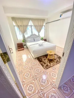 a bedroom with a bed and a carpeted floor at Guesthouse Station in Bangkok
