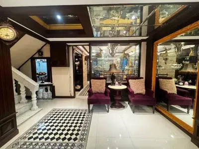 a room with a table and chairs and a clock at \u66fc\u8c37\u72ec\u680bLat Phrao\u7cbe\u54c1\u522b\u5885 in Bangkok