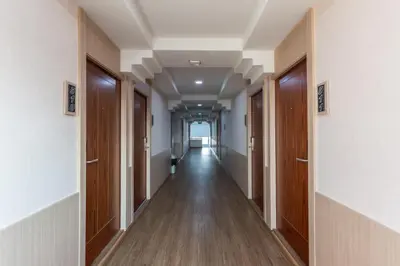 a corridor of an office building with wooden doors at โรงแรมเซเว่นรัชดา S7VEN RATCHADA in Bangkok