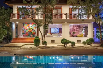 a house with a swimming pool in front of it at \u66fc\u8c372000\u5e73\u65b9\u7c73\u5e84\u56ed\u522b\u5885 \u8d85\u5927\u6cf3\u6c60sukhmvit\u4f4d\u7f6e\u7edd\u4f73 9\u95f4\u5367\u5ba4 in Amphoe Phra Khanong