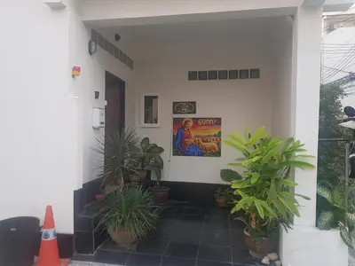 a hallway with potted plants in a house at BTL Sunny in Bang O
