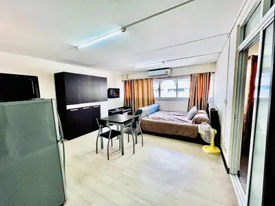a room with a bed and a table and chairs at IMPACT challenger ห้องพักรายวัน เมืองทองธานี ตึก C9, P2, P1 每日房 in Nonthaburi