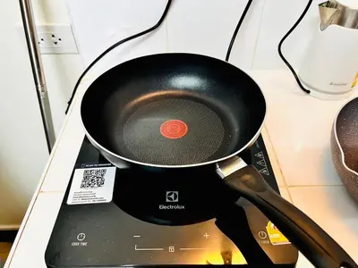 a frying pan on top of a scale at IMPACT challenger ห้องพักรายวัน เมืองทองธานี ตึก C9, P2, P1 每日房 in Nonthaburi