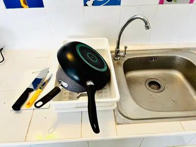 a iron sitting in aainer next to a sink at IMPACT challenger ห้องพักรายวัน เมืองทองธานี ตึก C9, P2, P1 每日房 in Nonthaburi