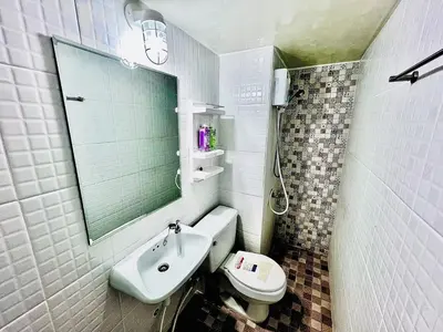 a bathroom with a sink and a toilet and a mirror at IMPACT challenger ห้องพักรายวัน เมืองทองธานี ตึก C9, P2, P1 每日房 in Nonthaburi
