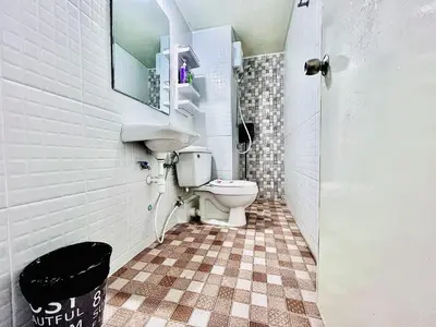 a bathroom with a toilet and a sink at IMPACT challenger ห้องพักรายวัน เมืองทองธานี ตึก C9, P2, P1 每日房 in Nonthaburi