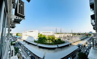 a view of a city with traffic and buildings at IMPACT challenger ห้องพักรายวัน เมืองทองธานี ตึก C9, P2, P1 每日房 in Nonthaburi