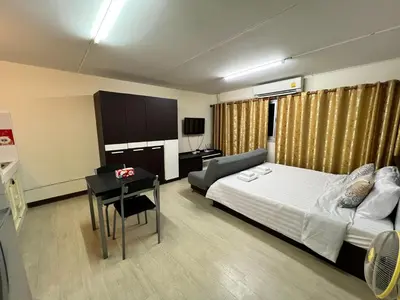 a bedroom with a bed and a table and a couch at IMPACT challenger ห้องพักรายวัน เมืองทองธานี ตึก C9, P2, P1 每日房 in Nonthaburi
