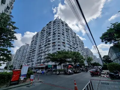 a tall building on a city street with at Better Room ห้องพักรายวัน เมืองทองธานี C4 in Ban Bang Phang