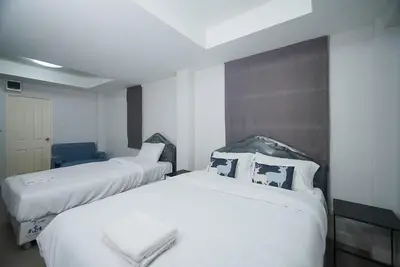 two beds in a hotel room with white sheets at XX Mitr Inn The Grand Palace - Mrt Samyot Station มิตร อินน์ พระบรมมหาราชวัง in Bangkok