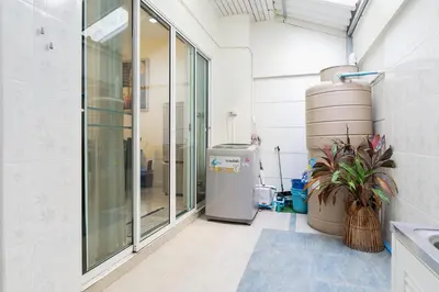 an empty room with a large window and a plant at AreeHouse \u66fc\u8c37 300\u5e73\u65b9 \u7368\u68df\u5225\u5885 \u5bb6\u5ead\u9996\u9078 \u8fd17-11 \u8d85\u5e02 MRT in Bangkok