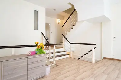 a living room with stairs and a vase of flowers at AreeHouse \u66fc\u8c37 300\u5e73\u65b9 \u7368\u68df\u5225\u5885 \u5bb6\u5ead\u9996\u9078 \u8fd17-11 \u8d85\u5e02 MRT in Bangkok