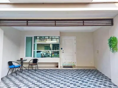 a room with two chairs and a table and a window at AreeHouse \u66fc\u8c37 300\u5e73\u65b9 \u7368\u68df\u5225\u5885 \u5bb6\u5ead\u9996\u9078 \u8fd17-11 \u8d85\u5e02 MRT in Bangkok