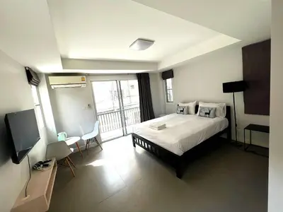 a hotel room with a bed and a window at xx Mitr Inn The Grand Palace Samyot - มิตร อินน์ พระบรมมหาราชวัง Pro in Bangkok