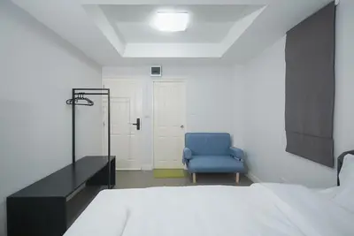 a bedroom with a blue chair and a bed at xx Mitr Inn The Grand Palace Samyot - มิตร อินน์ พระบรมมหาราชวัง Pro in Bangkok