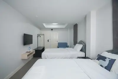a hotel room with two beds and a tv at xx Mitr Inn The Grand Palace Samyot - มิตร อินน์ พระบรมมหาราชวัง Pro in Bangkok