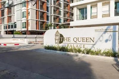 a sign for the queen palace in front of a building at The Queen Palace in Ban Bang Talat